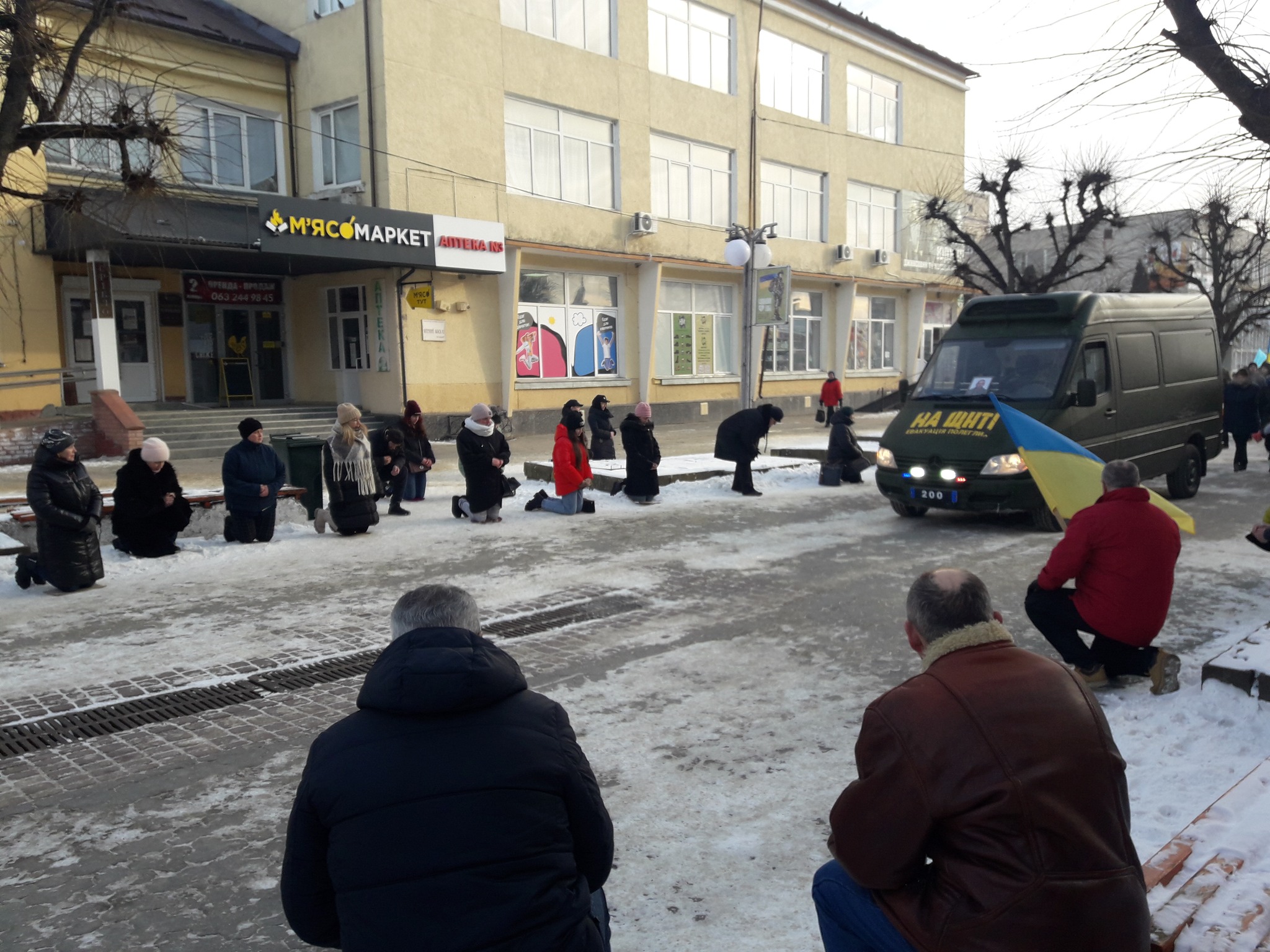 На зображенні може бути: 14 людей, люди стоять та вулиця