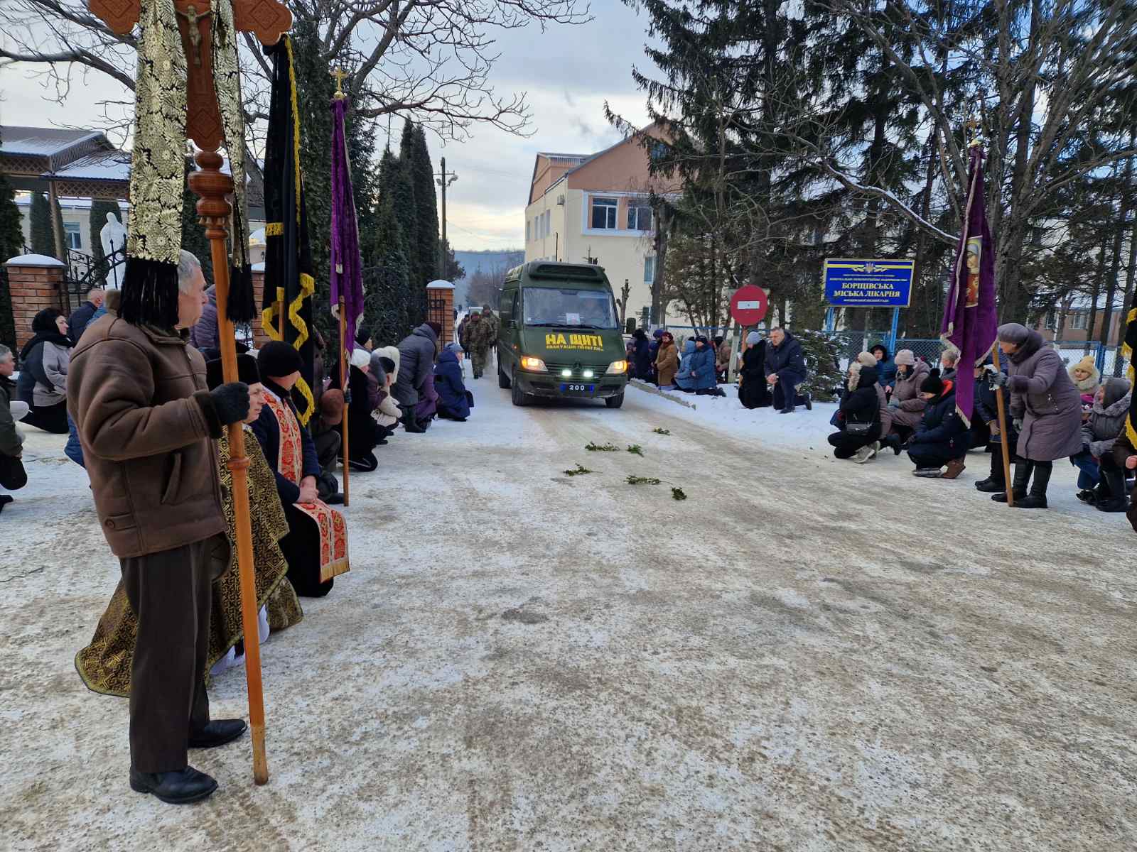 На зображенні може бути: 15 людей, люди стоять, дорога та дерево