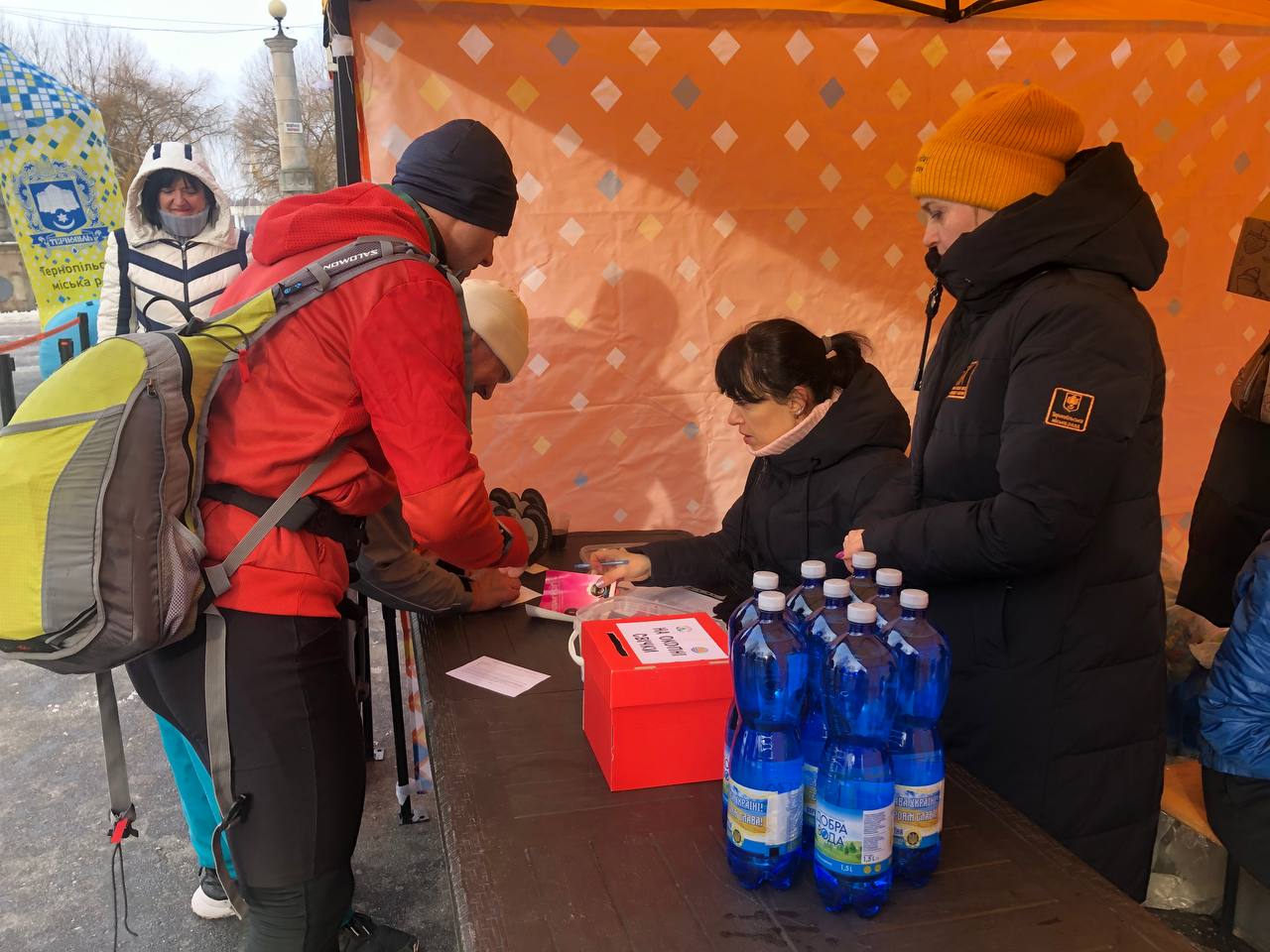 Новини Тернополя - фото з Ми біжимо, щоб зігріти захисників. Тернополяни долучилися до благодійного пробігу (ФОТОРЕПОРТАЖ)