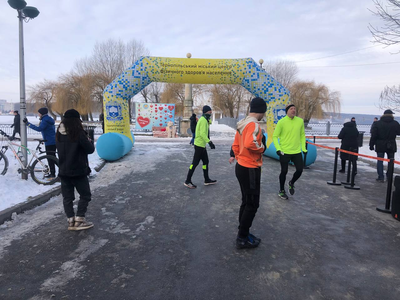 Новини Тернополя - фото з Ми біжимо, щоб зігріти захисників. Тернополяни долучилися до благодійного пробігу (ФОТОРЕПОРТАЖ)