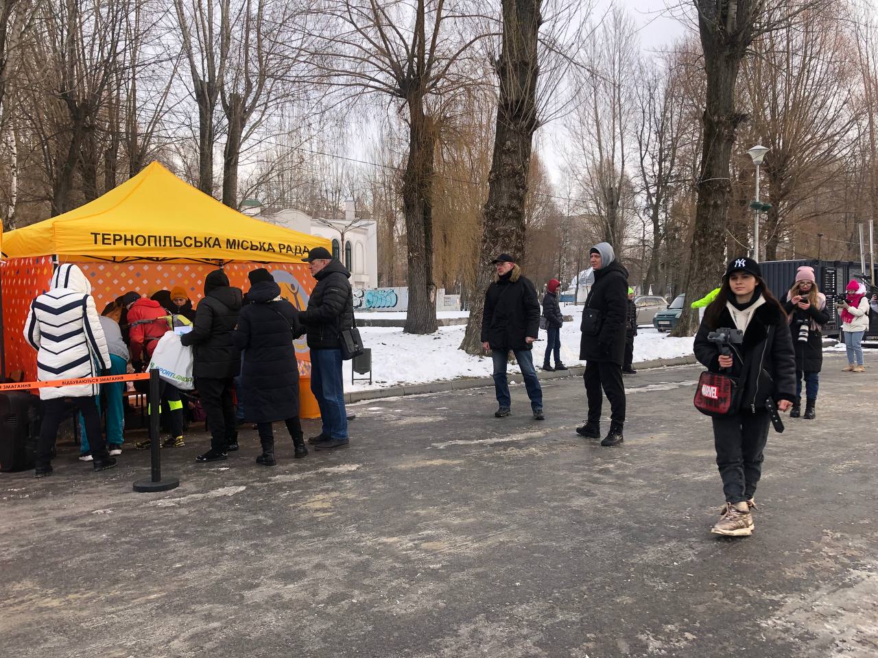 Новини Тернополя - фото з Ми біжимо, щоб зігріти захисників. Тернополяни долучилися до благодійного пробігу (ФОТОРЕПОРТАЖ)