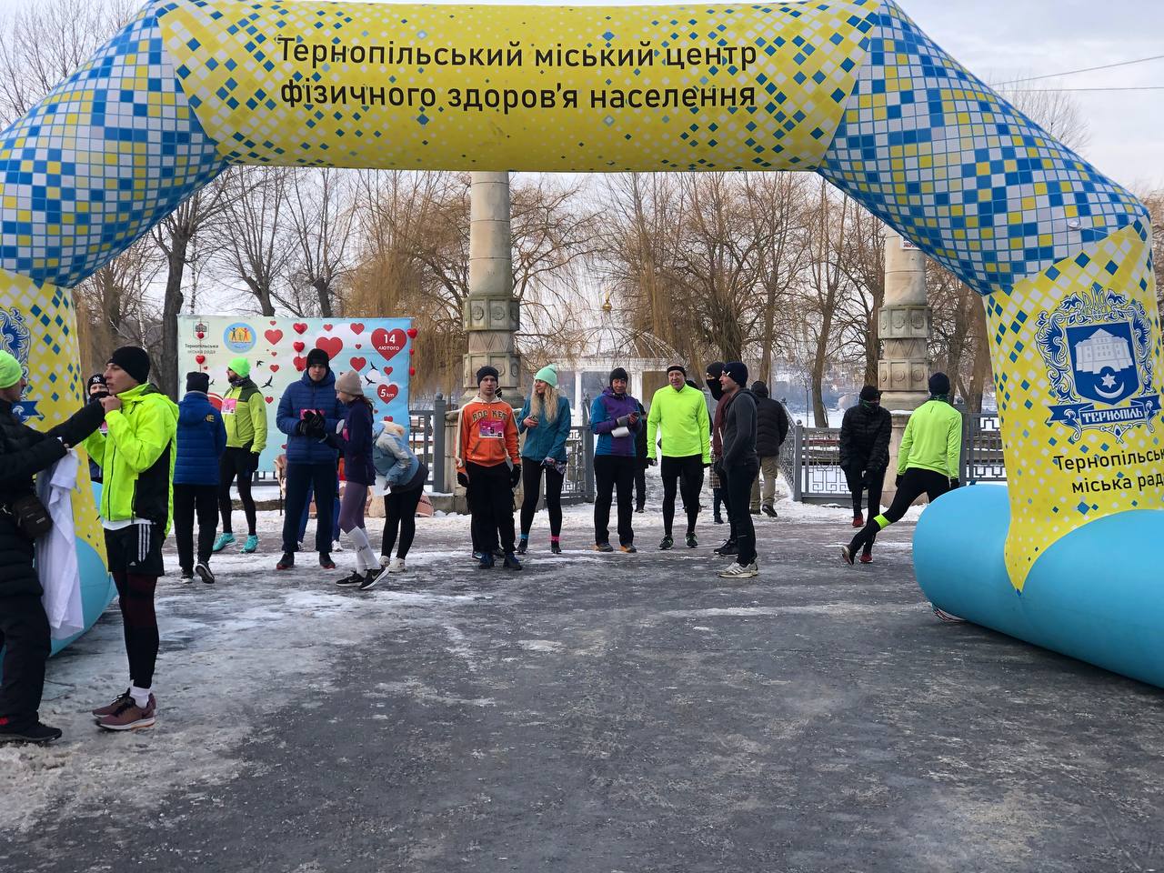 Новини Тернополя - фото з Ми біжимо, щоб зігріти захисників. Тернополяни долучилися до благодійного пробігу (ФОТОРЕПОРТАЖ)