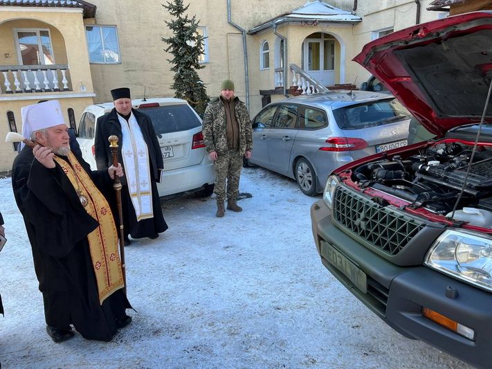 Новини Тернополя - фото з Священники наколядували позашляховик для розвідників ЗСУ