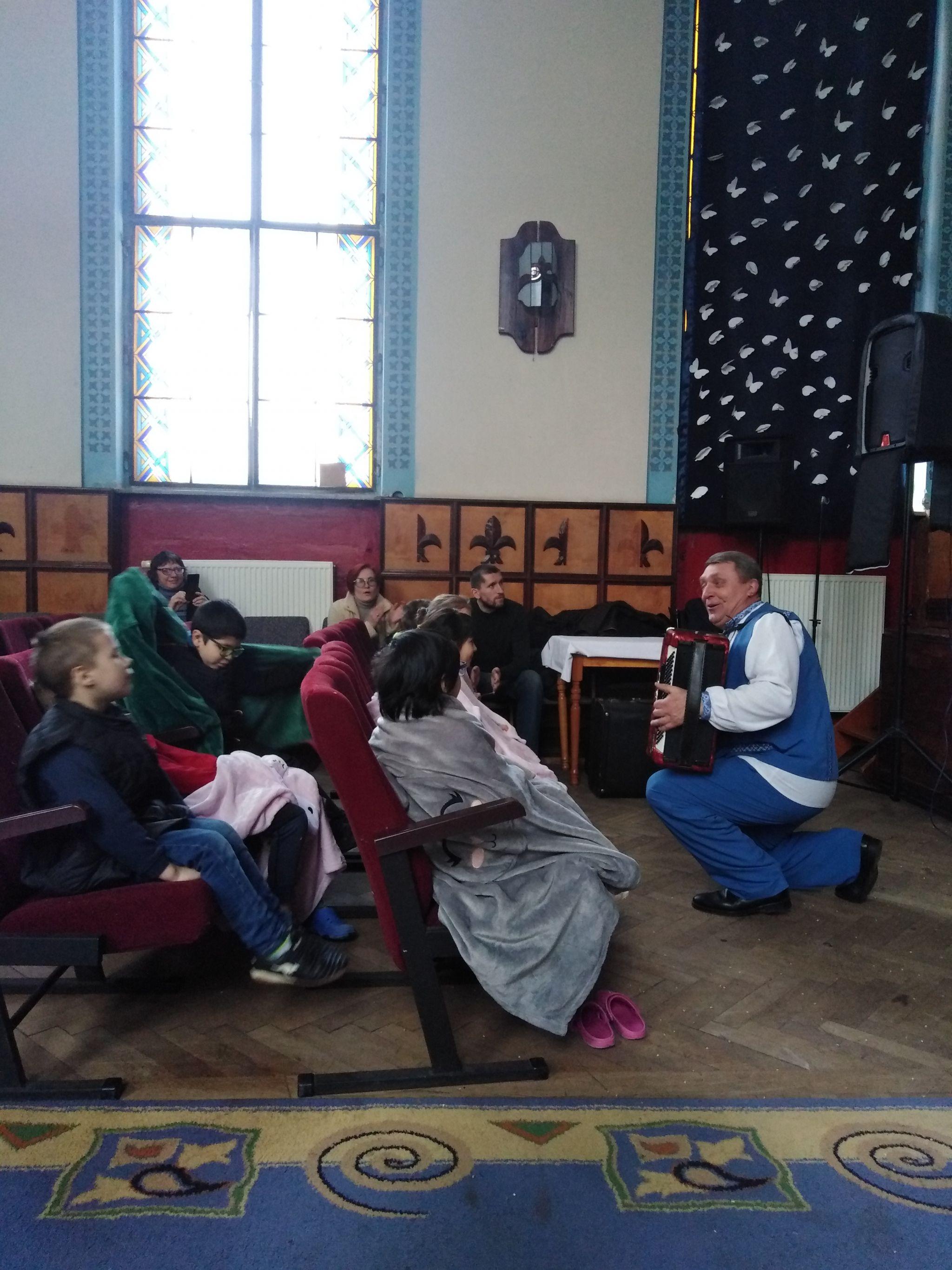 Новини Тернополя - фото з Тернопільські «Ходаки» влаштували концертну програму для дітей-переселенців та сиріт Львівщини