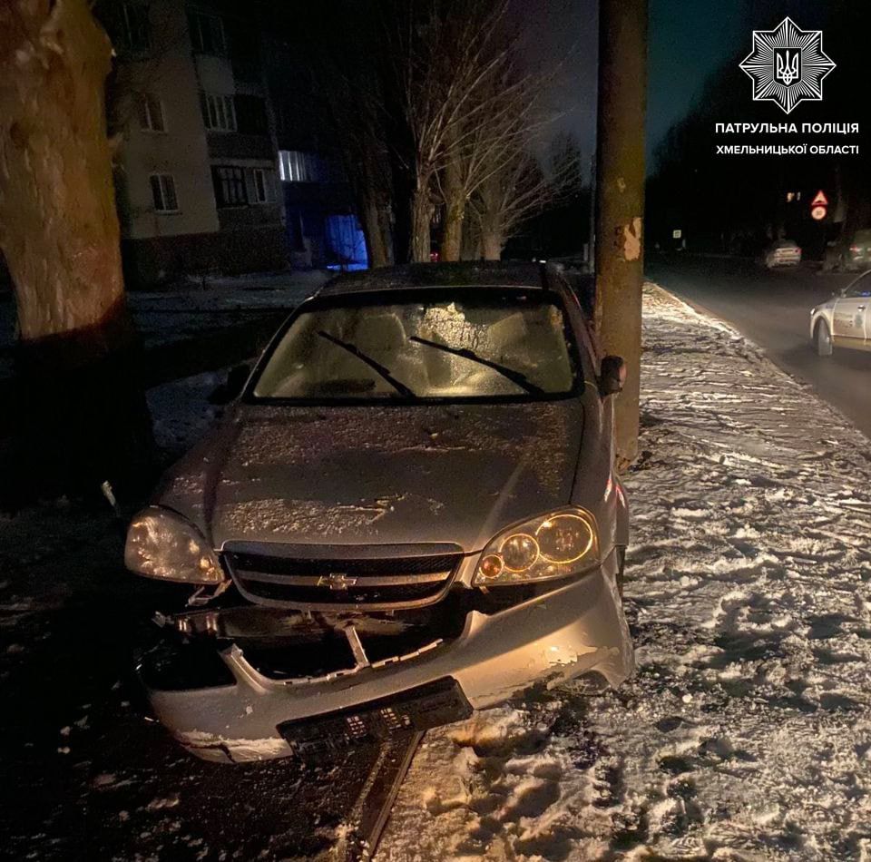 Новини Хмельницького - фото з ДТП на Сковороди: п’яний наїхав на бордюр і розбив машину
