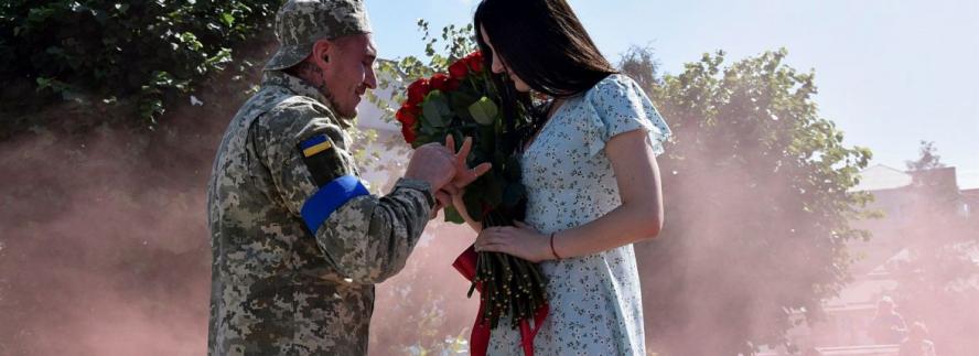 Вона сказала «Так». У Жмеринці військовий красиво освідчився своїй коханій