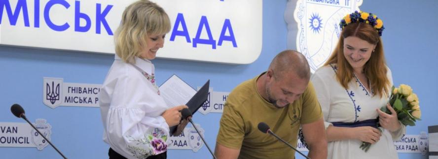 Освідчився під звуки ворожих градів. У Гнівані побралися доброволець та волонтерка