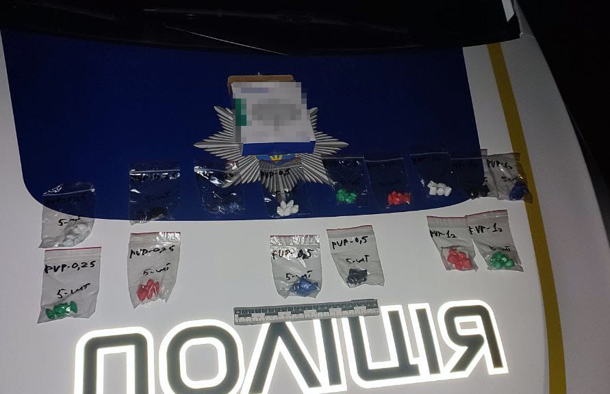 до сотні доз психотропу не потрапили у сховки: у бердичеві поліцейські затримали закладчика