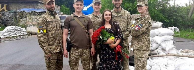 З букетом та обручкою став на коліна. На блокпосту тероборонівець освідчився коханій