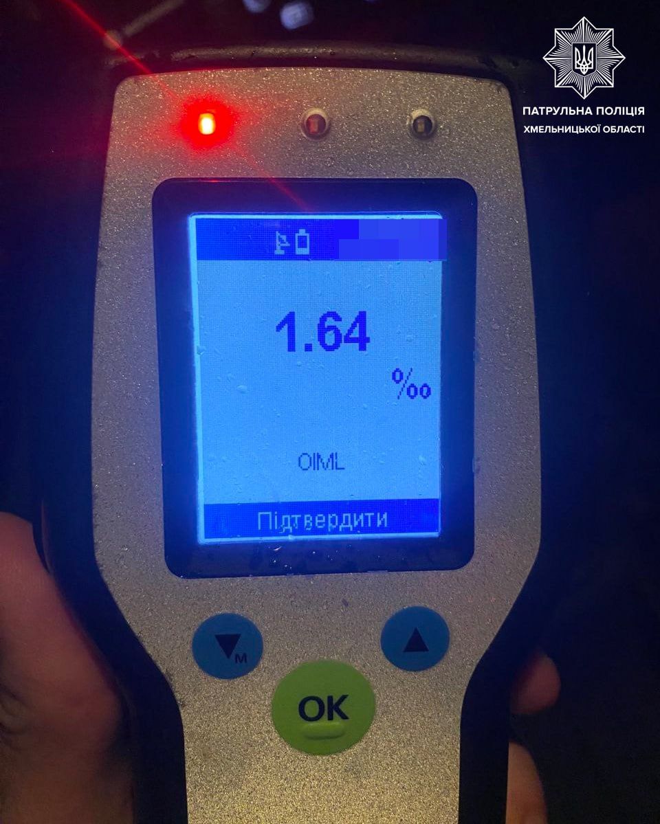 Новини Хмельницького - фото з ДТП на Сковороди: п’яний наїхав на бордюр і розбив машину