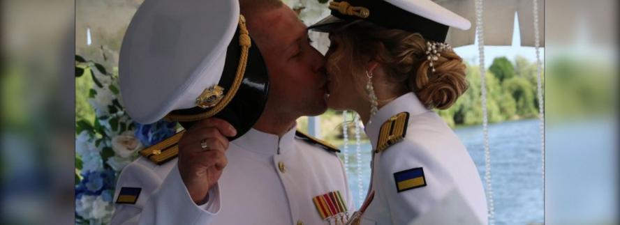 У Вінниці на теплоході одружились військові медики Владислав та Марина