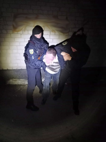 не додому, а за ґрати:  поліцейські затримали у житомирському районі вуличного дебошира