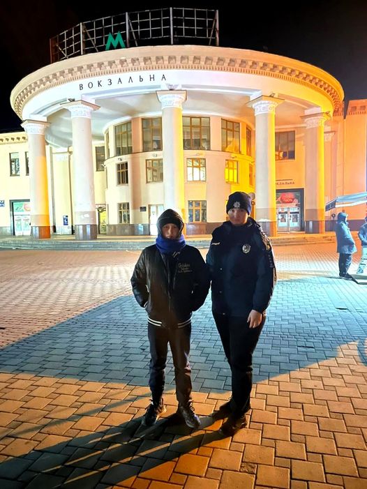На зображенні може бути: 3 людини та люди стоять