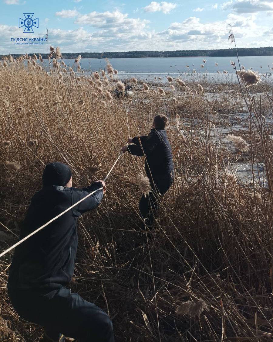 Новини Житомира - фото з На водосховищі у Малині врятували рибалку, який провалився під лід