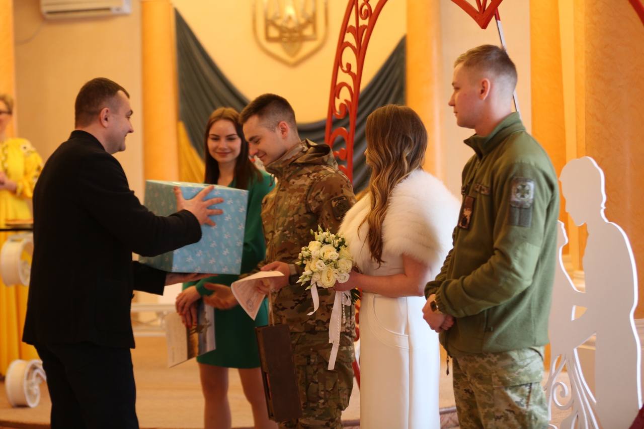 Новини Хмельницького - фото з “Зрозуміла, що він — мій назавжди”. На День закоханих у Хмельницькому побралися 20 пар