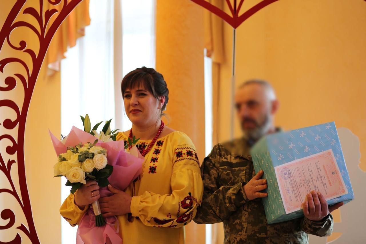 Новини Хмельницького - фото з “Зрозуміла, що він — мій назавжди”. На День закоханих у Хмельницькому побралися 20 пар