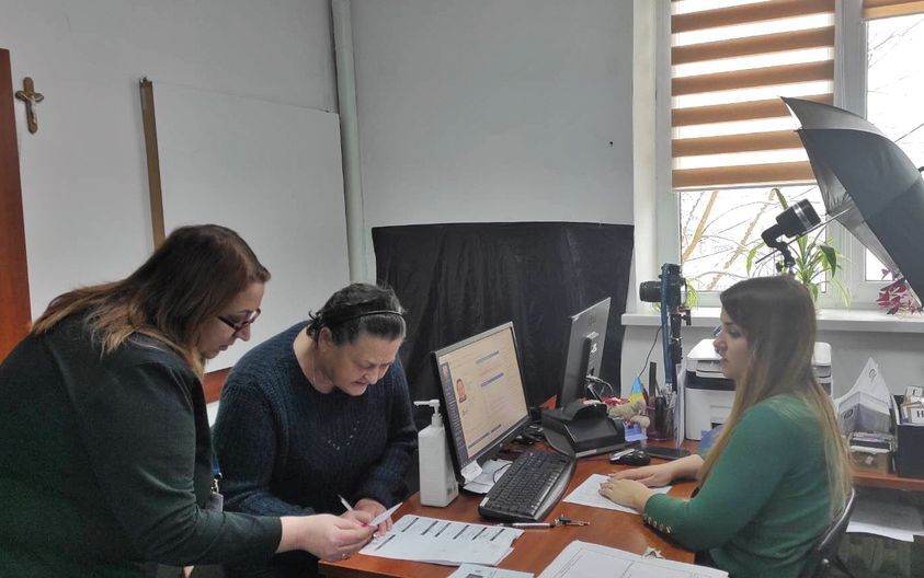 Новини Тернополя - фото з Жителька Тернопільщини вперше отримала паспорт у 61