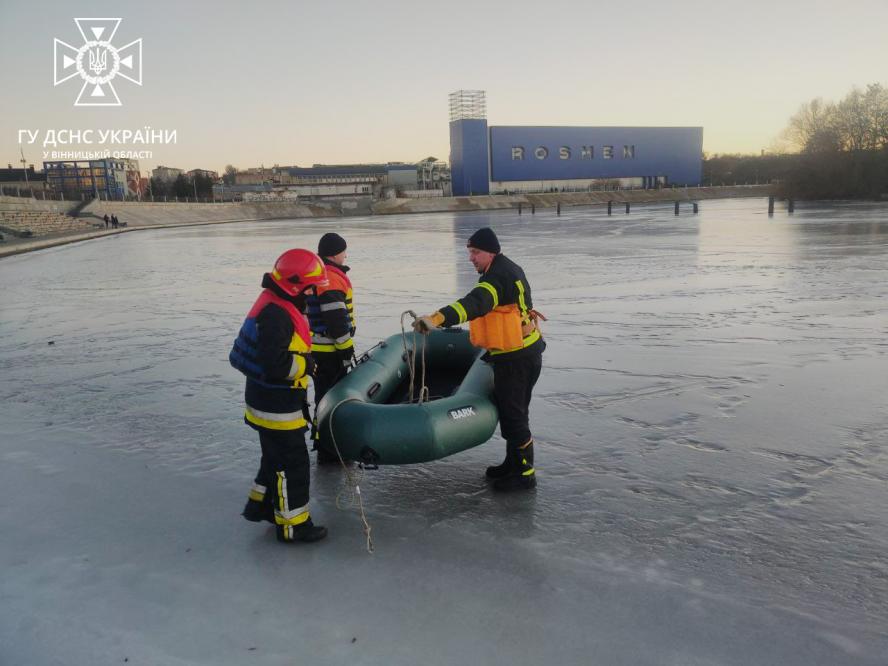 На зображенні може бути: 2 людини та водойма