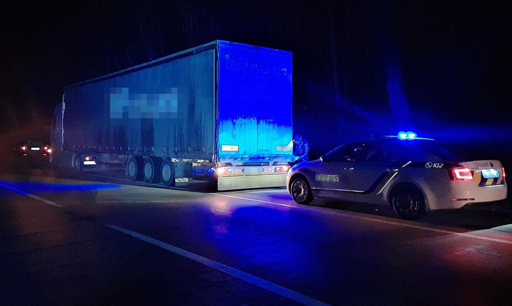 в олевській громаді поліцейські затримали вантажівку з нелегальним лісом