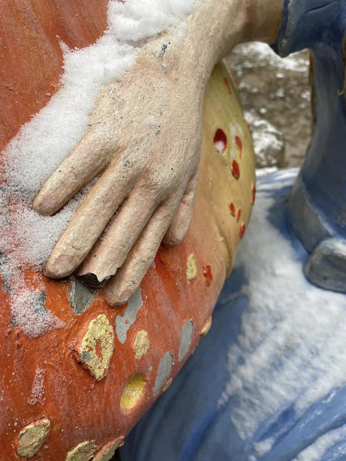 Новини Хмельницького - фото з Алісі відбили ніс: акт вандалізму в Нетішині (ФОТО)