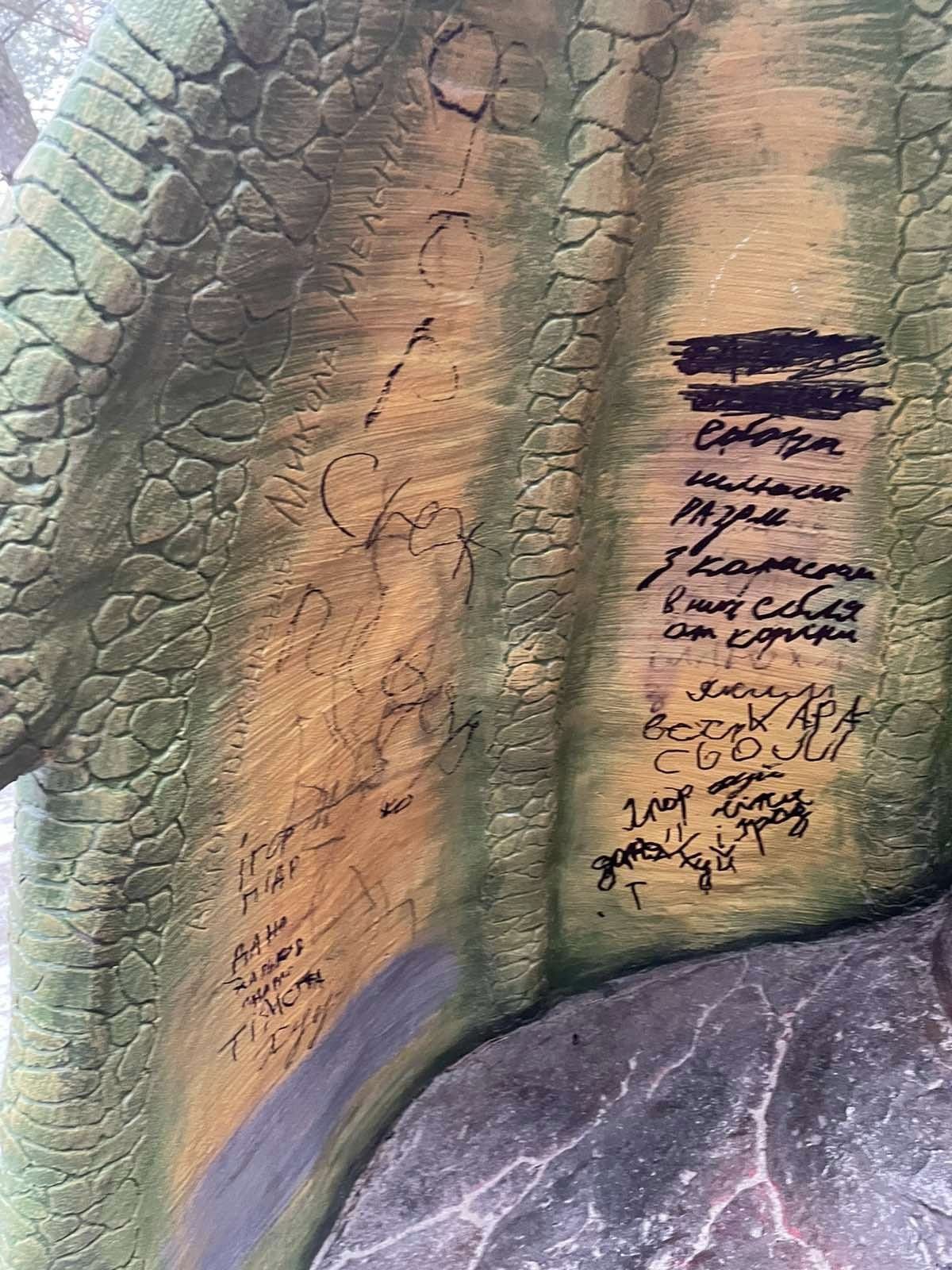 Новини Хмельницького - фото з Алісі відбили ніс: акт вандалізму в Нетішині (ФОТО)