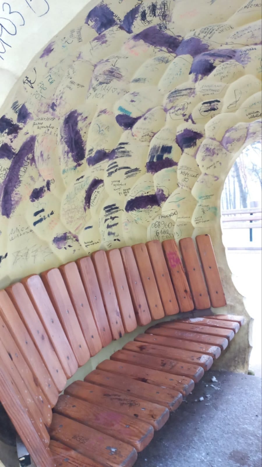 Новини Хмельницького - фото з Алісі відбили ніс: акт вандалізму в Нетішині (ФОТО)