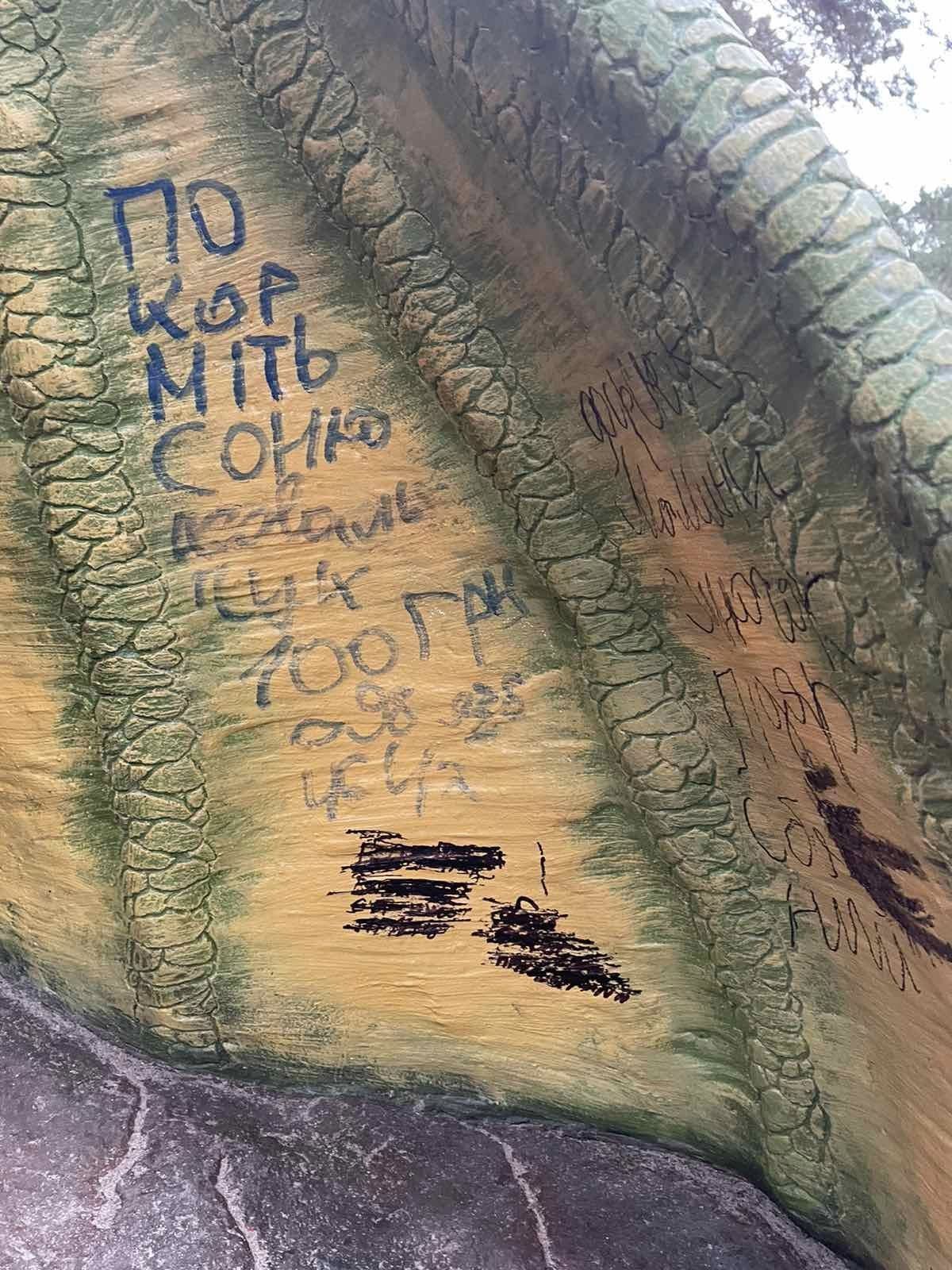 Новини Хмельницького - фото з Алісі відбили ніс: акт вандалізму в Нетішині (ФОТО)