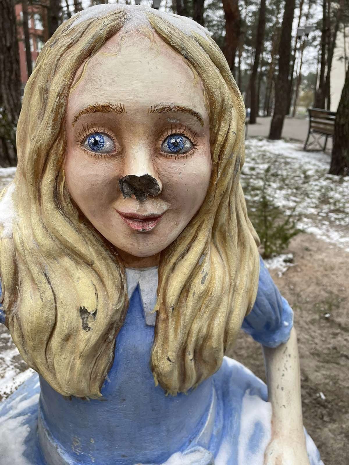 Новини Хмельницького - фото з Алісі відбили ніс: акт вандалізму в Нетішині (ФОТО)