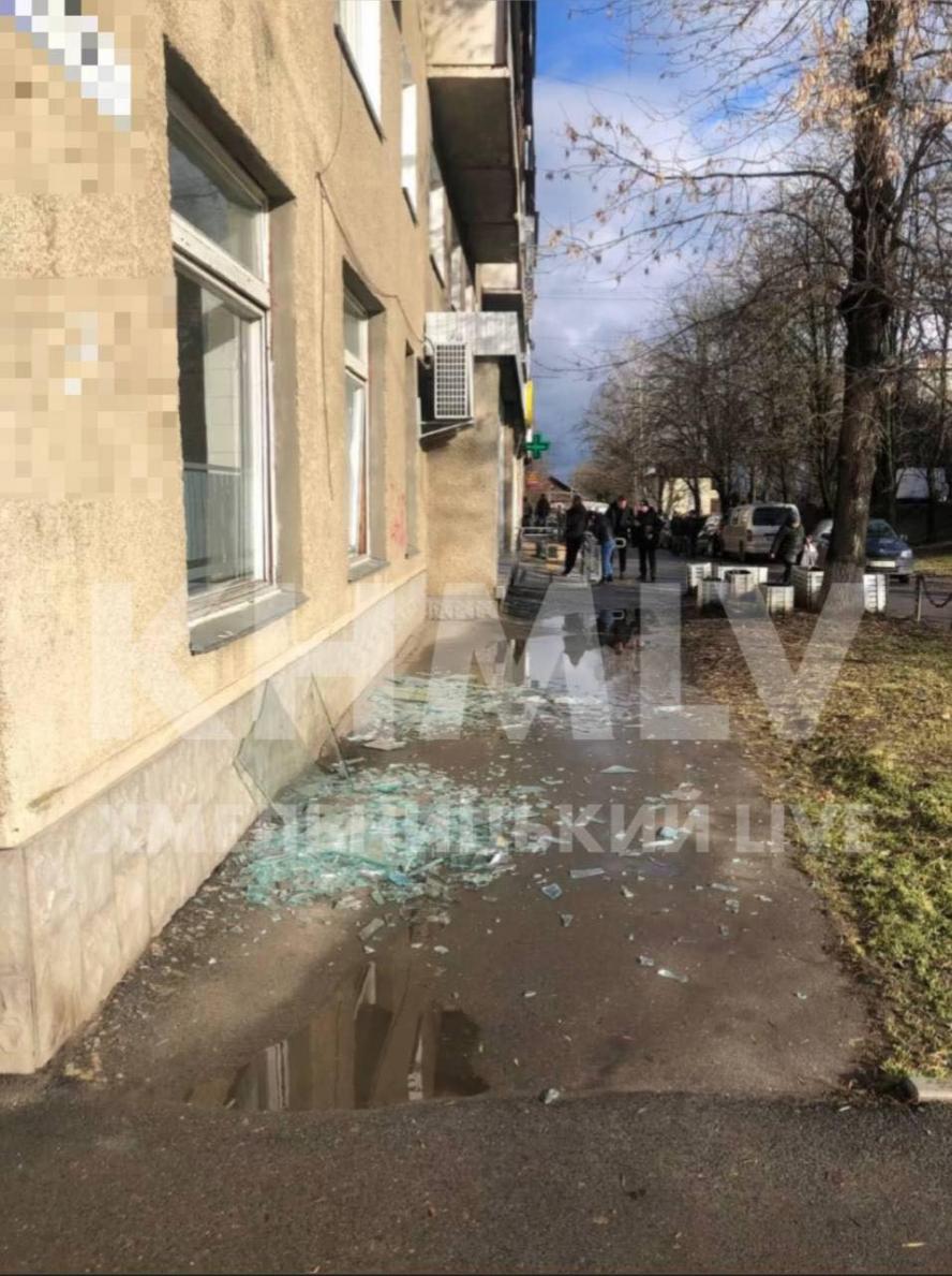 Новини Хмельницького - фото з Двоє поранених і пошкоджені багатоповерхівки: про наслідки ракетних ударів у Хмельницькому Нет описания.