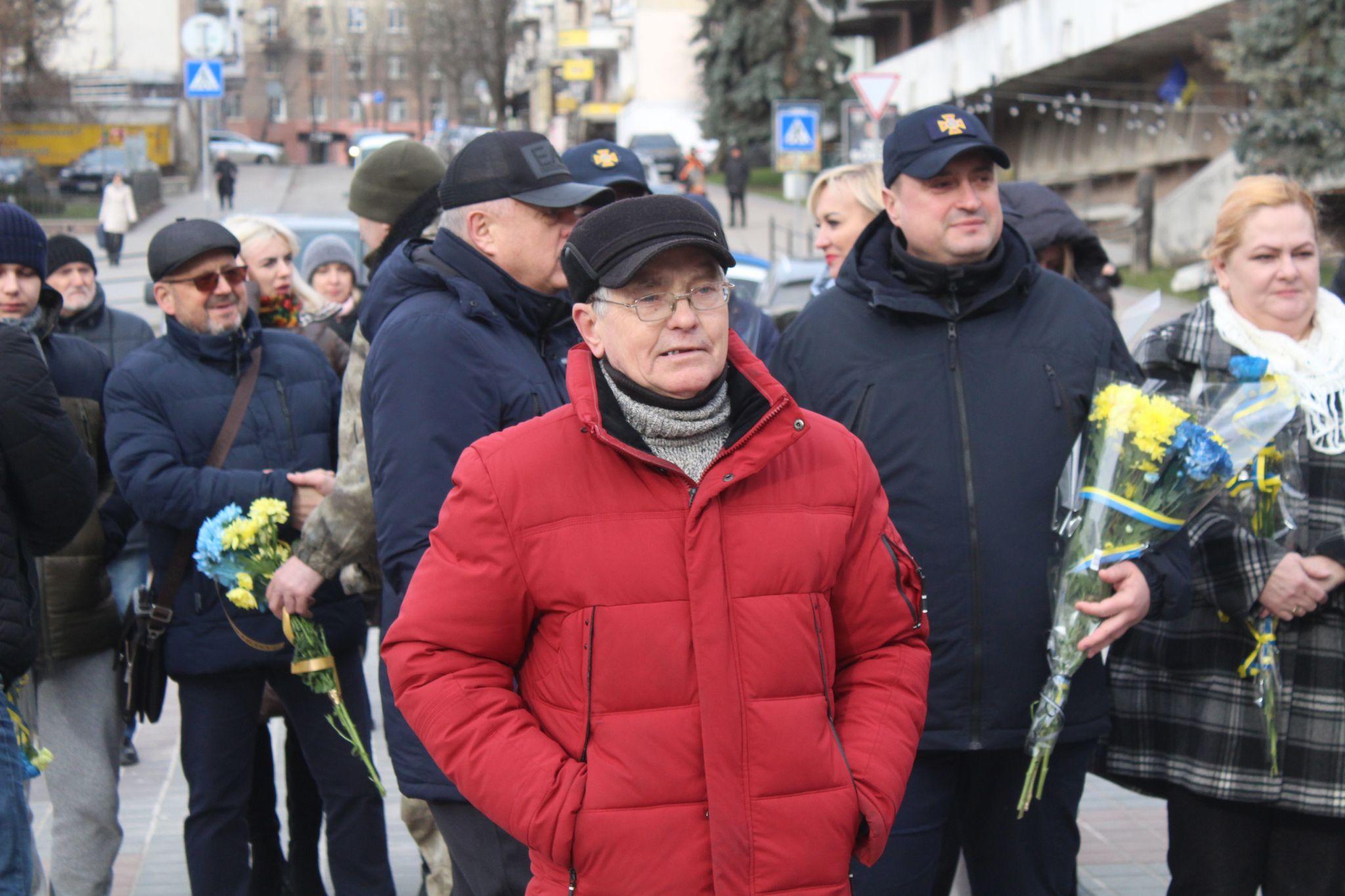 Новини Тернополя - фото з Покладали квіти та молилися: у Тернополі вшанували пам’ять Небесної сотні