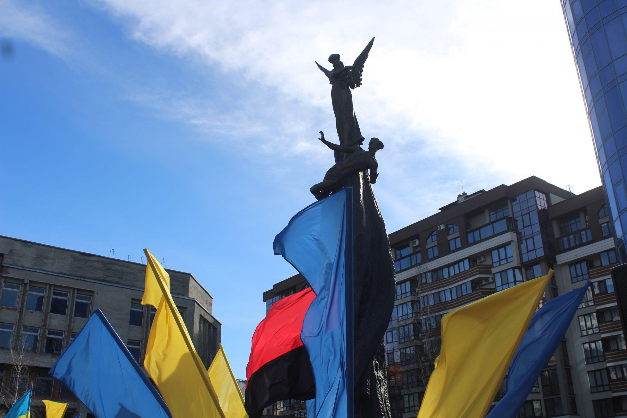 Новини Тернополя - фото з Покладали квіти та молилися: у Тернополі вшанували пам’ять Небесної сотні