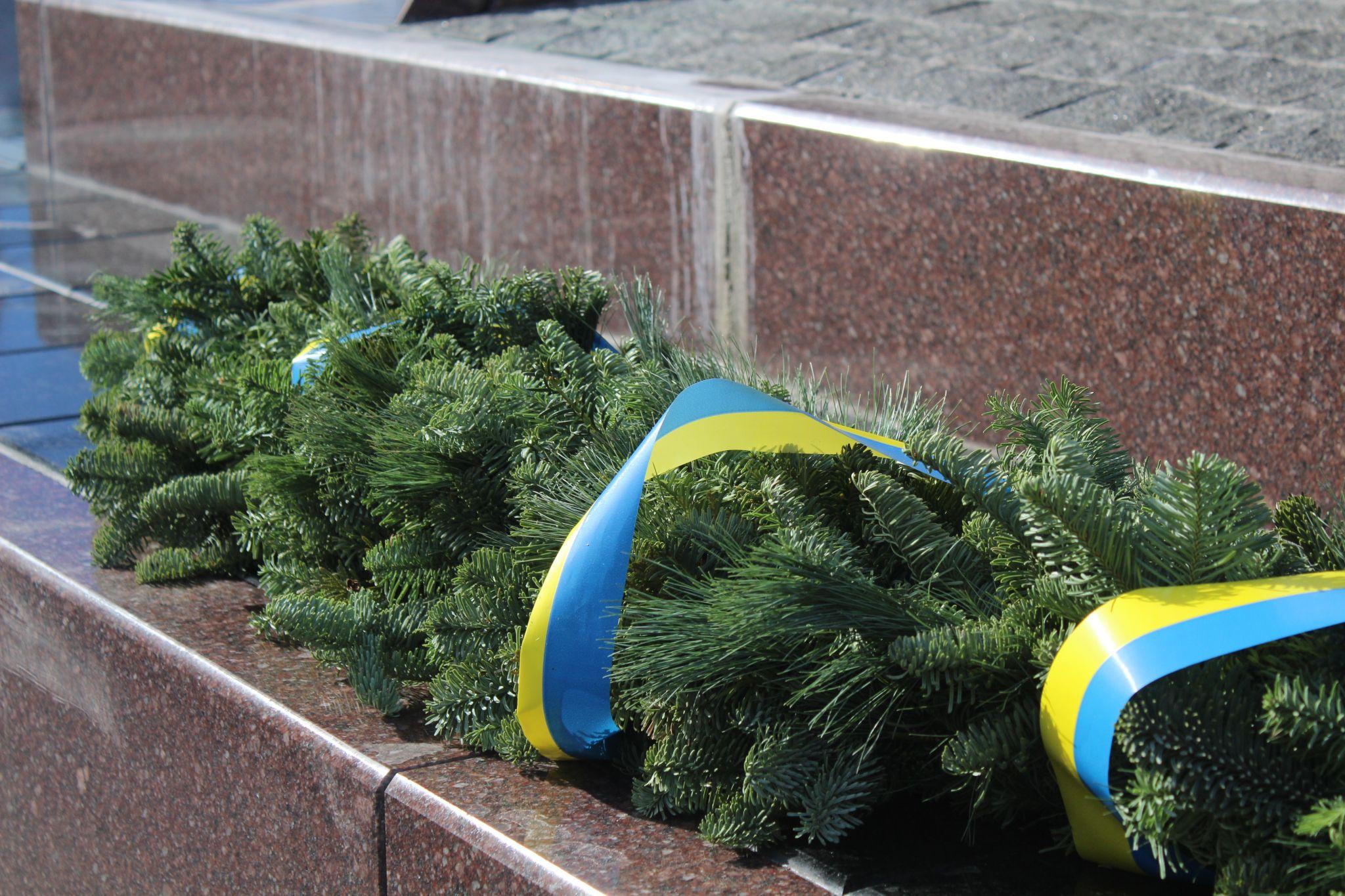 Новини Тернополя - фото з Покладали квіти та молилися: у Тернополі вшанували пам’ять Небесної сотні