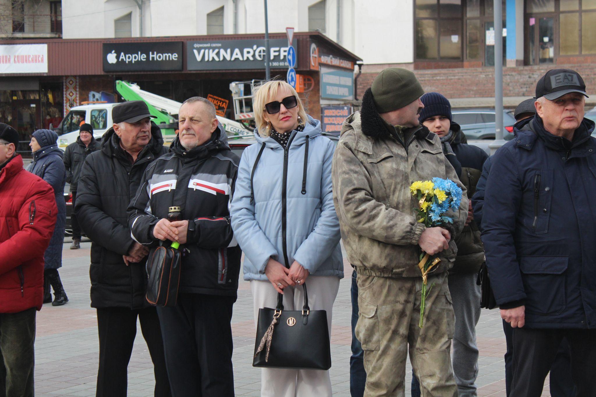 Новини Тернополя - фото з Покладали квіти та молилися: у Тернополі вшанували пам’ять Небесної сотні