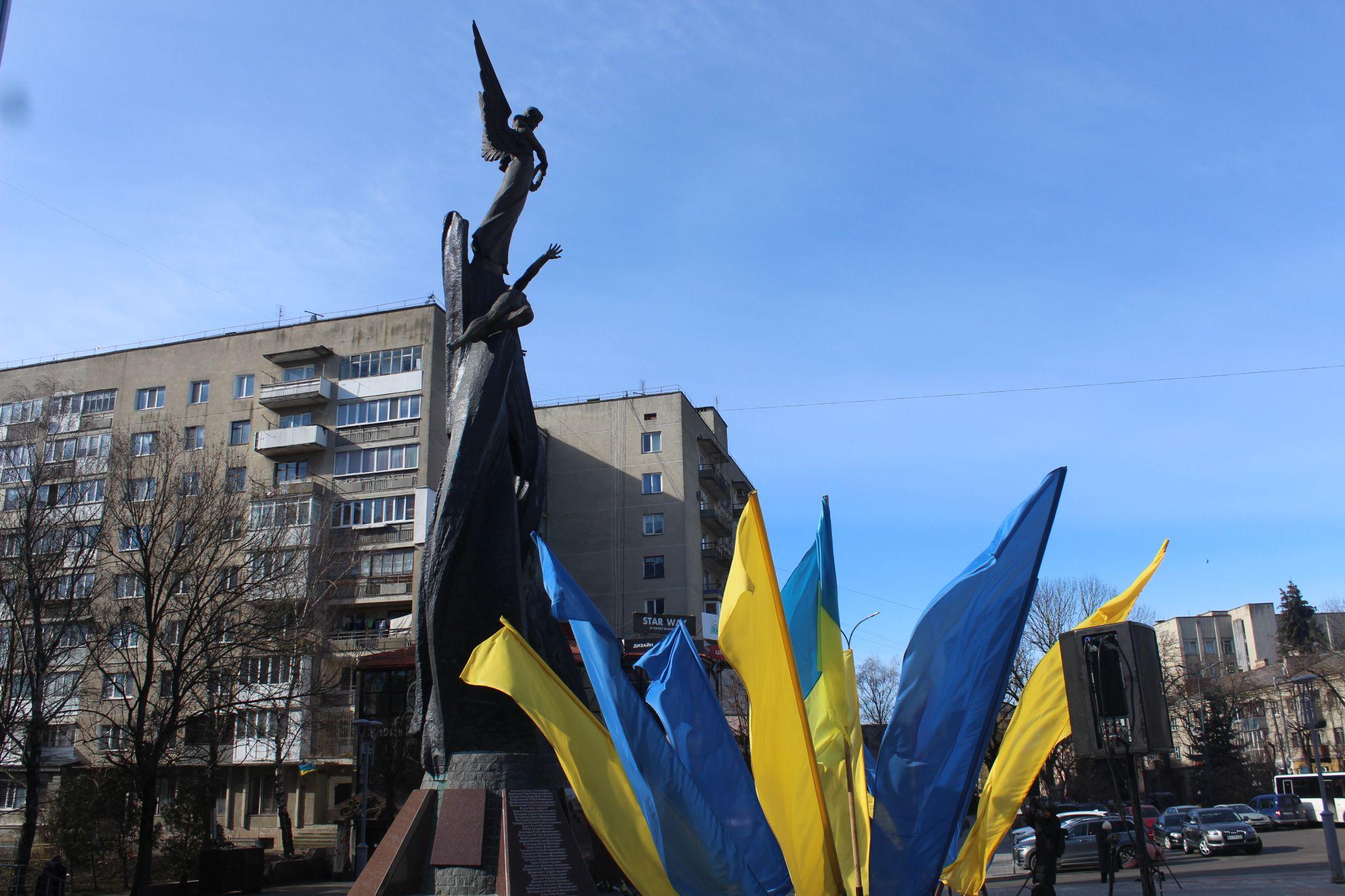 Новини Тернополя - фото з Покладали квіти та молилися: у Тернополі вшанували пам’ять Небесної сотні