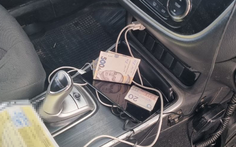 невдале відкупне у валюті: двоє жителів житомирського району пропонували хабарі поліцейським