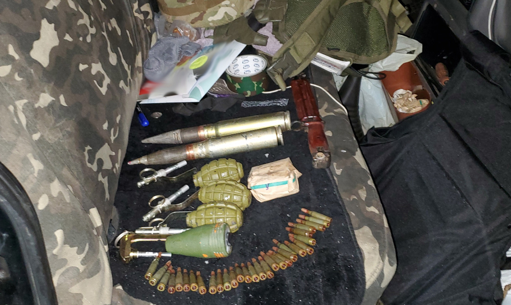 у салоні буса олевчанина поліцейські виявили небезпечний вантаж