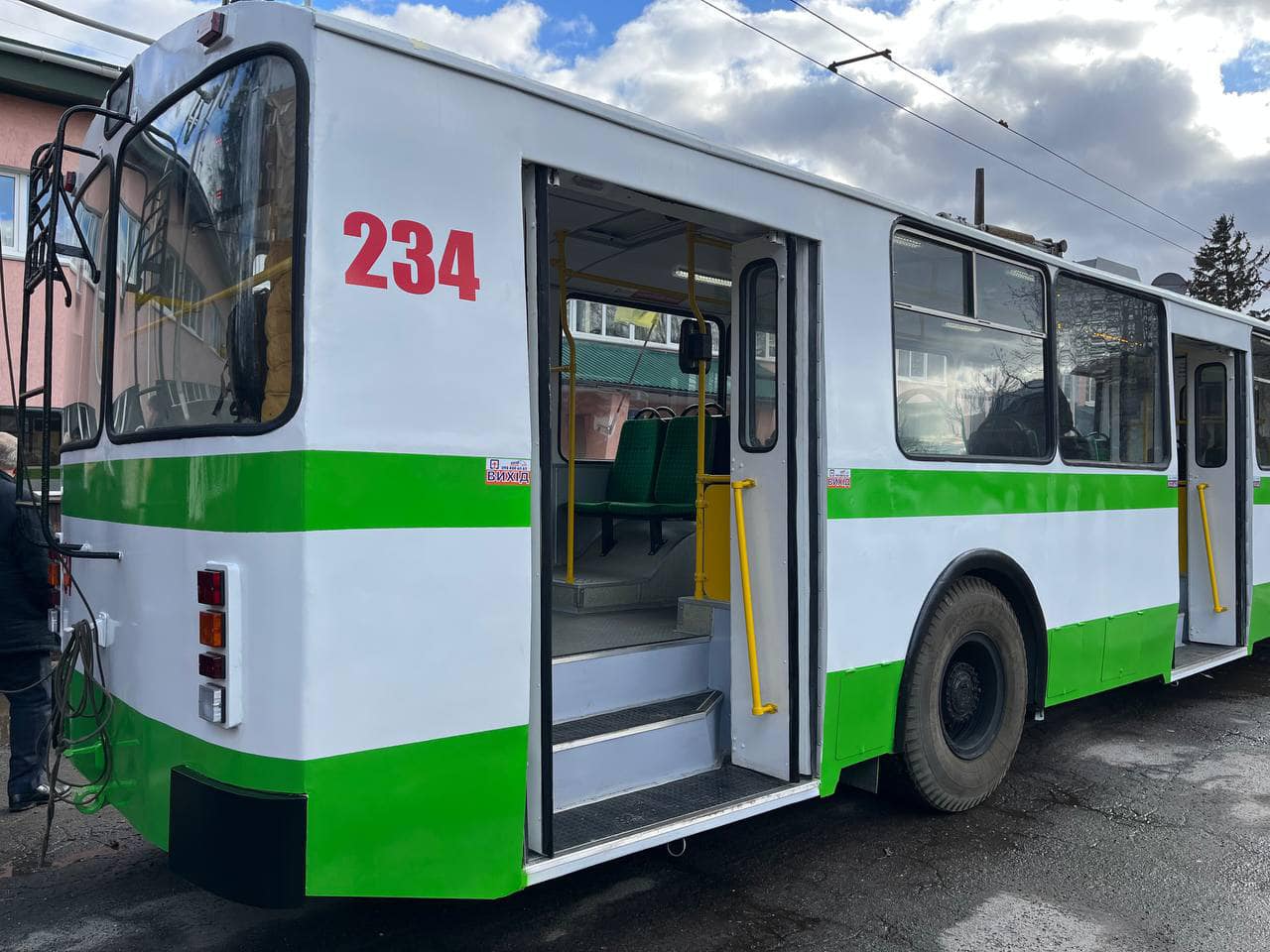 Новини Хмельницького - фото з У Хмельницькому на базі «Електротрансу» капітально відремонтували перший тролейбус