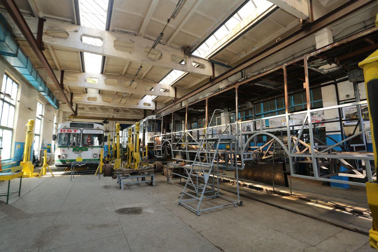 Новини Хмельницького - фото з У Хмельницькому на базі «Електротрансу» капітально відремонтували перший тролейбус