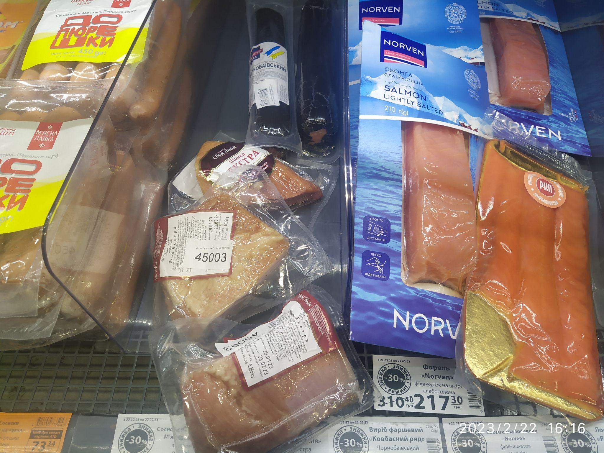 Новини Тернополя - фото з Гнилі овочі, розкриті упаковки та протерміновані продукти: що продають у Тернополі зі знижками