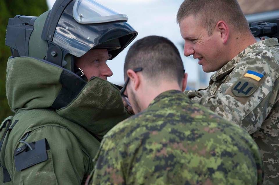Новини Хмельницького - фото з “Вирва у 3 метри глибиною”: як двоє саперів знешкоджували перші ракети на Хмельниччині