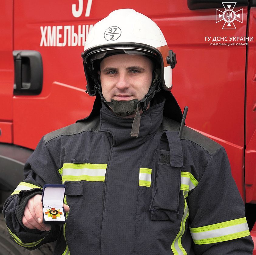 Новини Хмельницького - фото з «Називають тата супергероєм»: пожежника нагородили відзнакою за гасіння нафтобази у Старокостянтинові