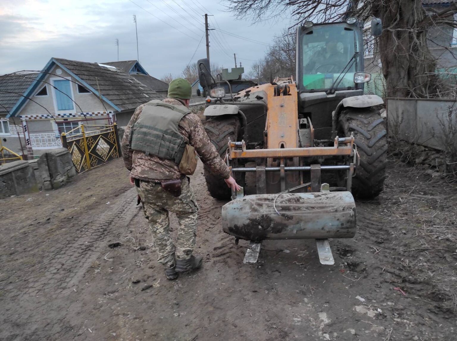 Новини Хмельницького - фото з “Вирва у 3 метри глибиною”: як двоє саперів знешкоджували перші ракети на Хмельниччині