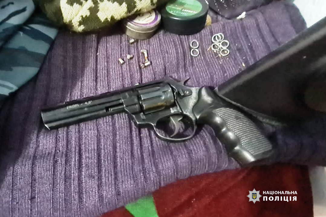 здійснив розбійний напад на чоловіка, а потім пострілом у голову його вбив: слідчі обласного главку поліції вінниччини повідомили зловмиснику про підозру