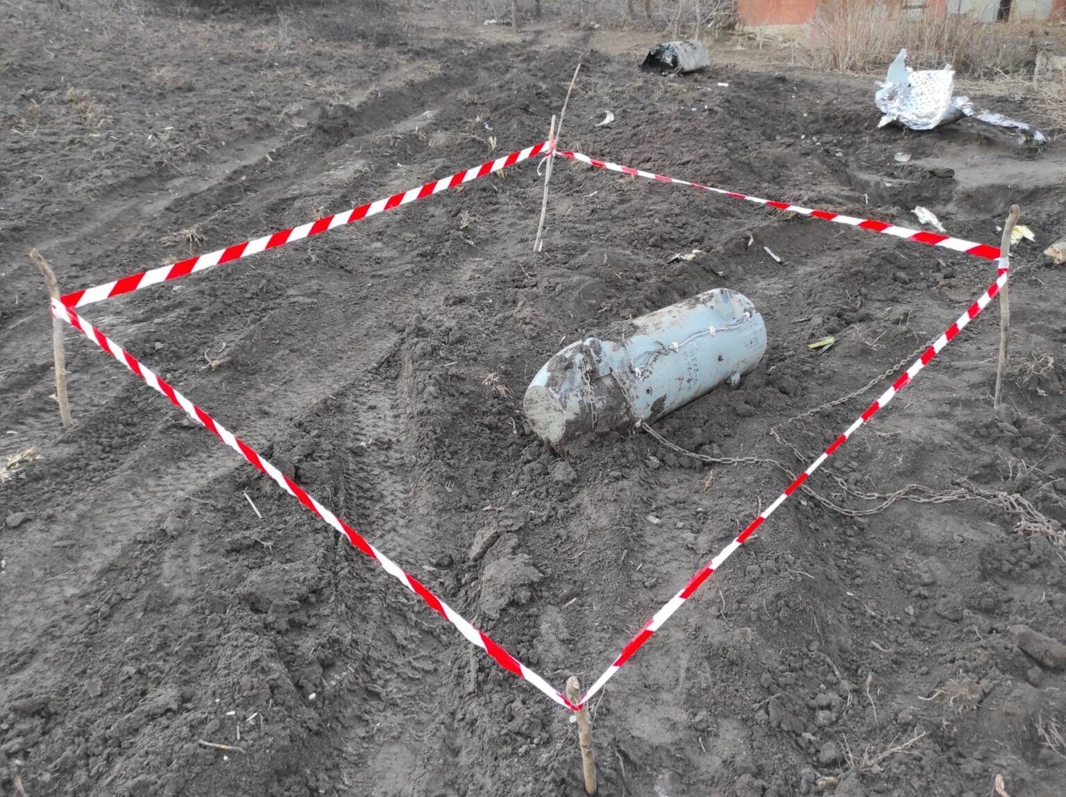 Новини Хмельницького - фото з “Вирва у 3 метри глибиною”: як двоє саперів знешкоджували перші ракети на Хмельниччині