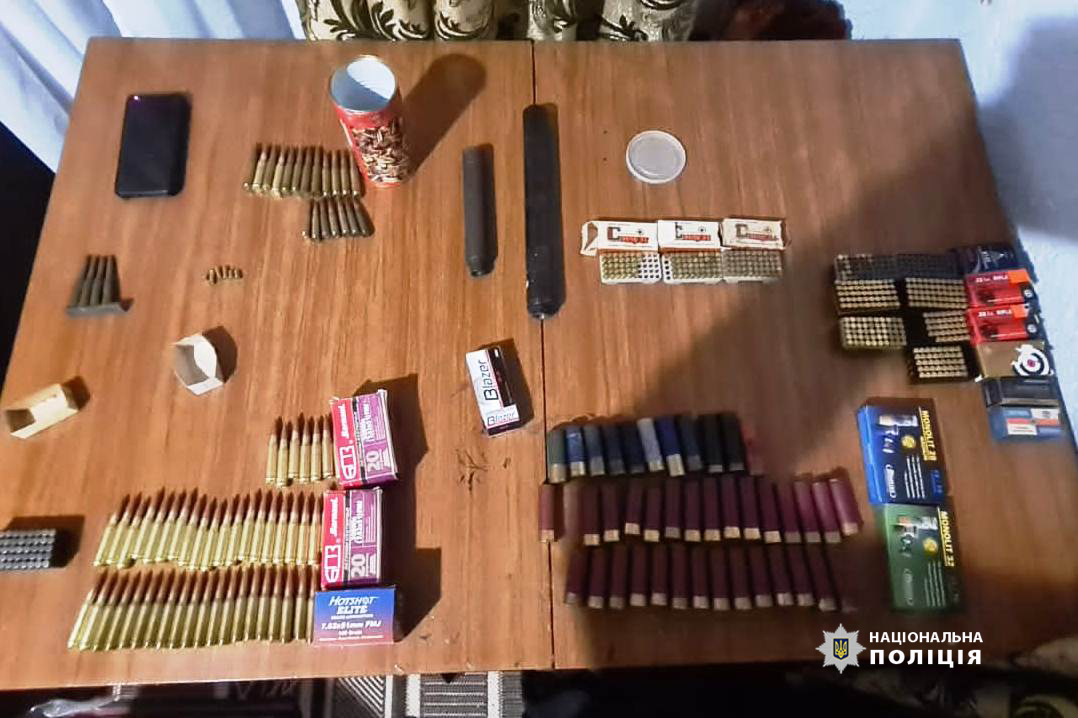 здійснив розбійний напад на чоловіка, а потім пострілом у голову його вбив: слідчі обласного главку поліції вінниччини повідомили зловмиснику про підозру