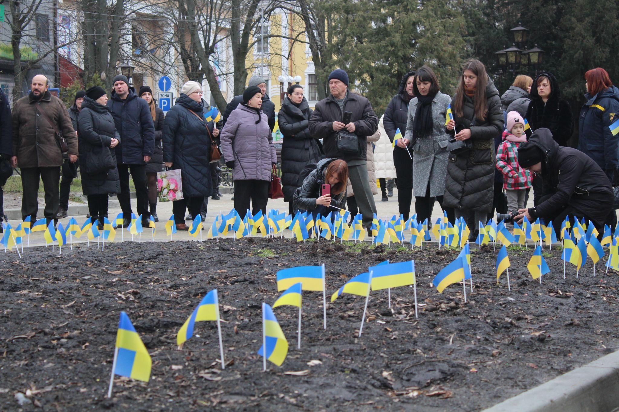 Новини Тернополя - фото з Встановили сотні прапорців: у Тернополі вшанували загиблих на війні Героїв