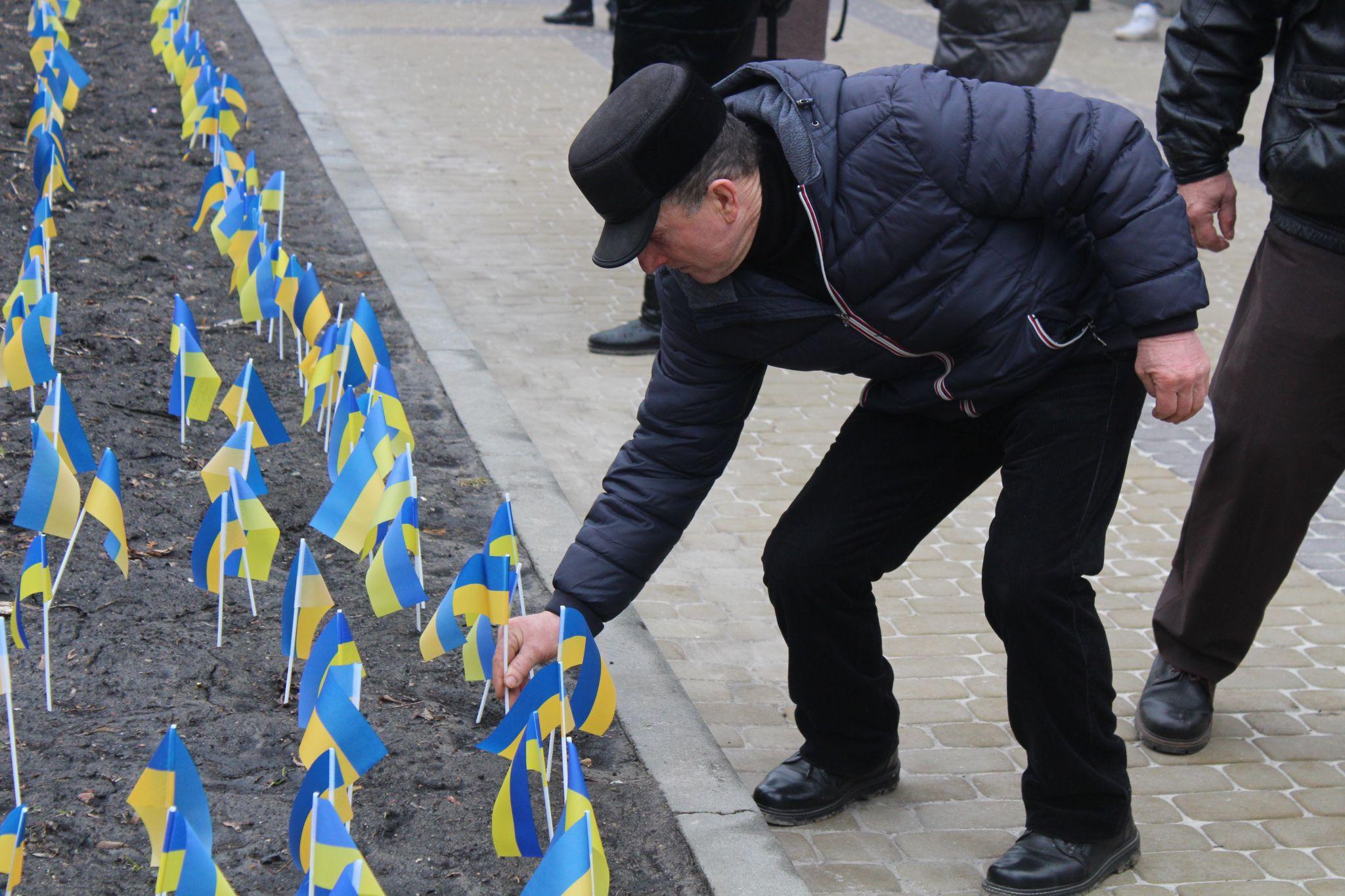 Новини Тернополя - фото з Встановили сотні прапорців: у Тернополі вшанували загиблих на війні Героїв