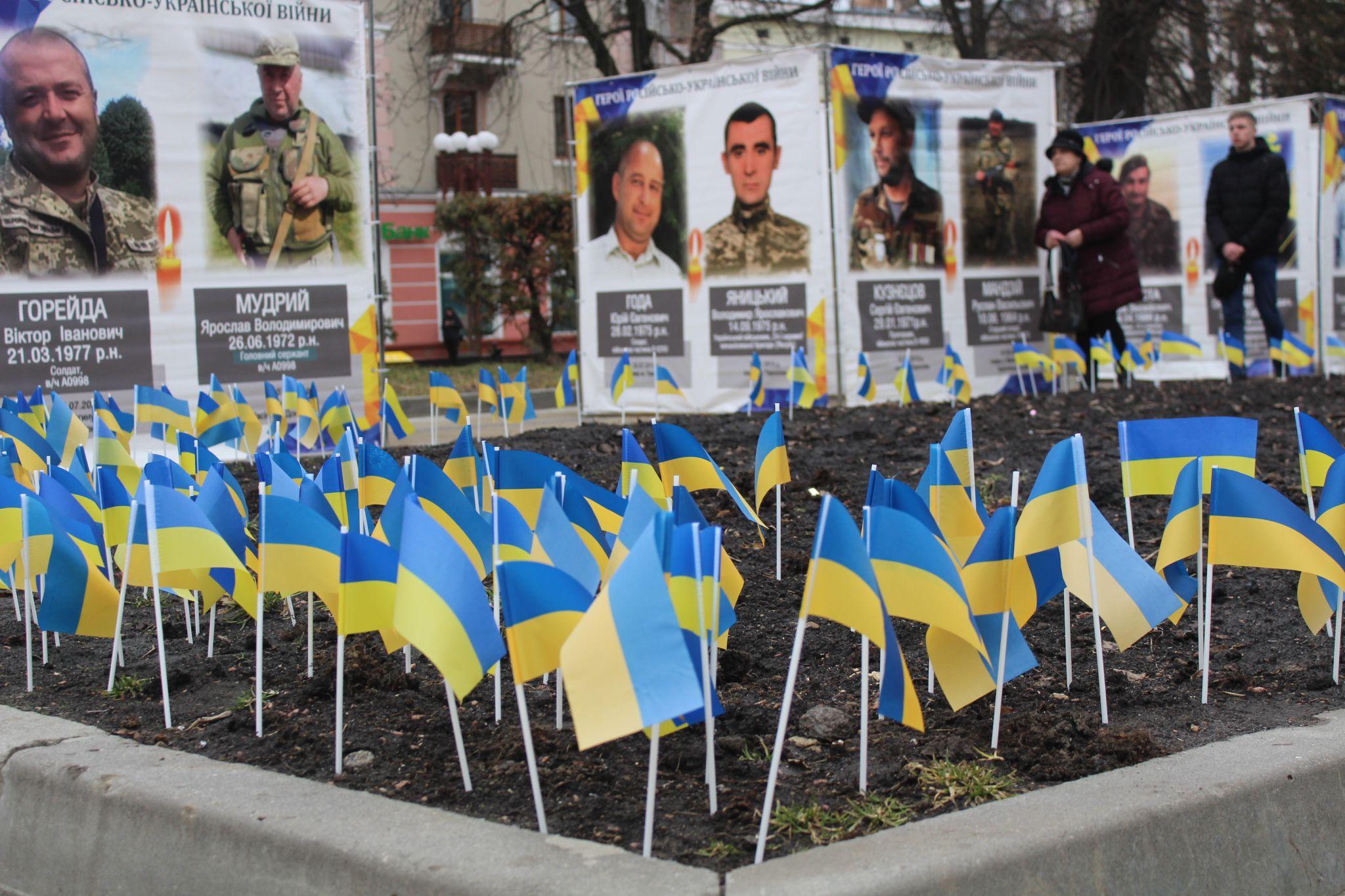 Новини Тернополя - фото з Встановили сотні прапорців: у Тернополі вшанували загиблих на війні Героїв