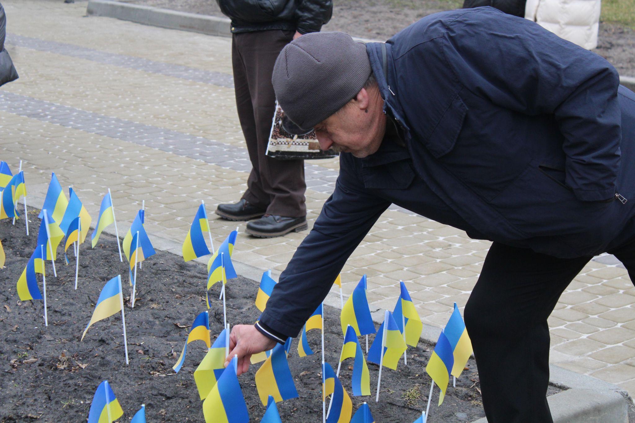 Новини Тернополя - фото з Встановили сотні прапорців: у Тернополі вшанували загиблих на війні Героїв