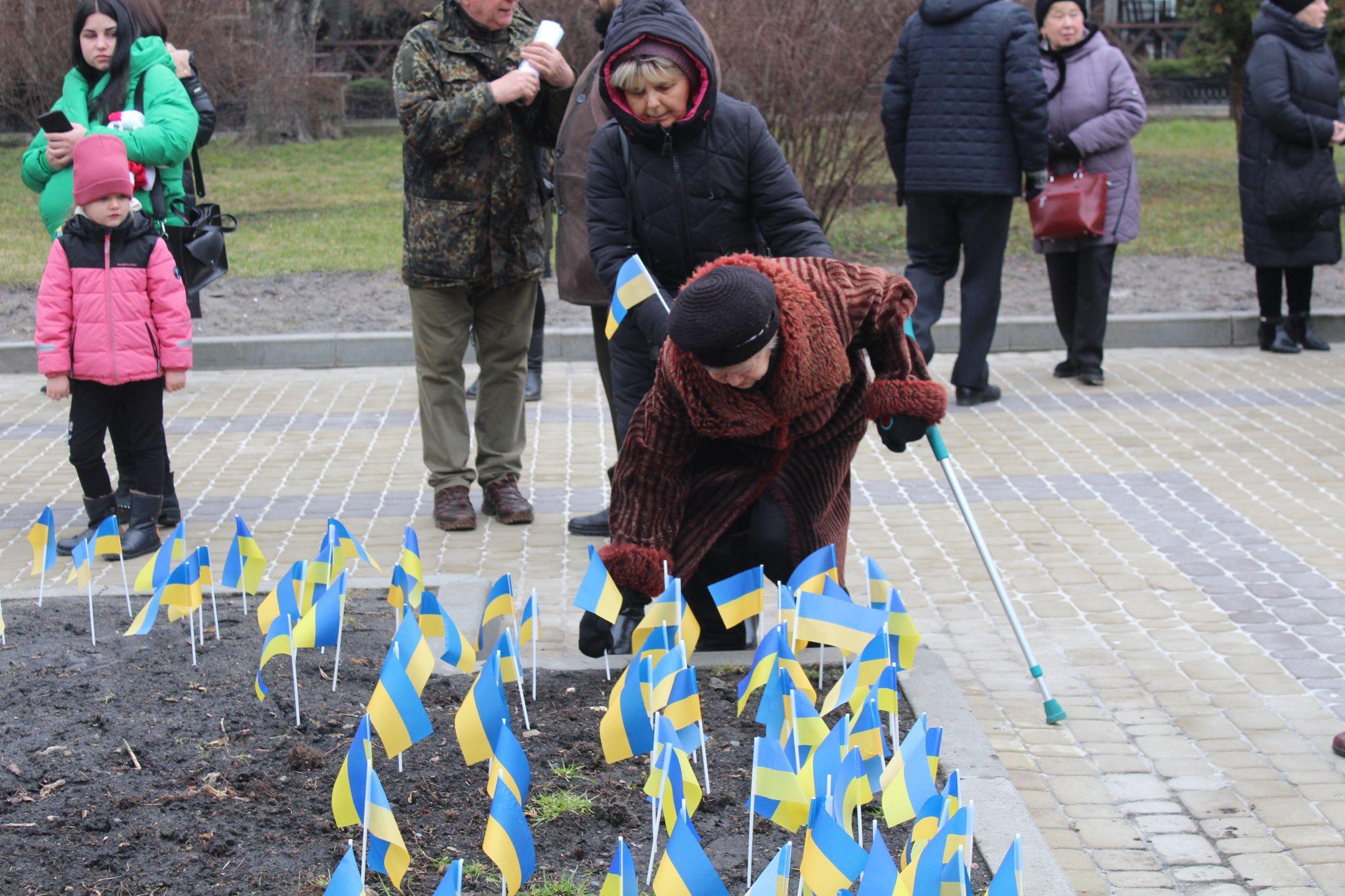 Новини Тернополя - фото з Встановили сотні прапорців: у Тернополі вшанували загиблих на війні Героїв
